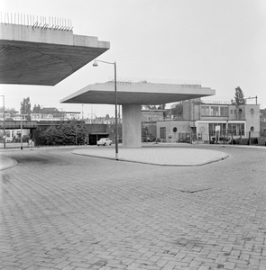859363 Gezicht op het N.S.-station Rotterdam Noord te Rotterdam, met de kolommen voor de aan te leggen Rijksweg 20 ...
